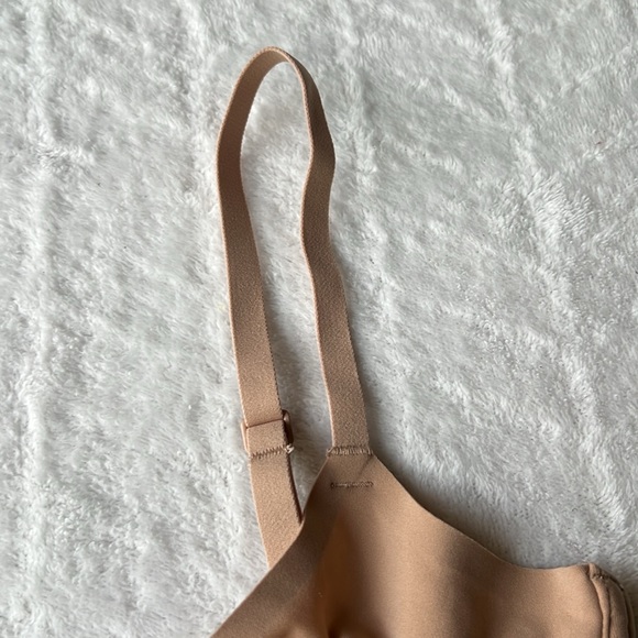 SKIMS Fits Everybody Unlined Stretch-Woven Bra - Picture 7 of 13